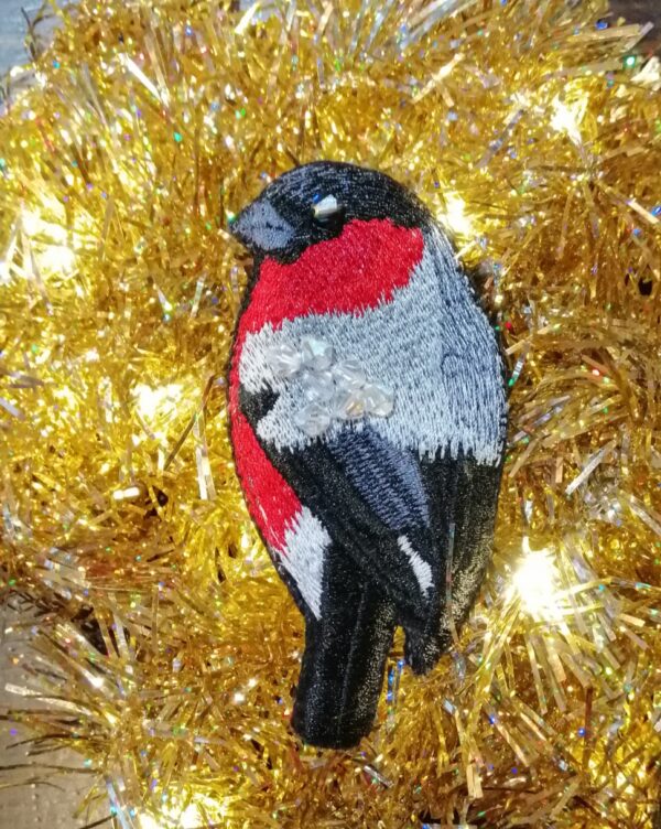 Filz Brosche Vogel (Gimpel mit Glasperlen) – Bild 2